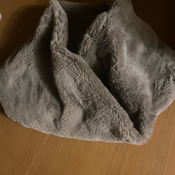 Banana republic woman’s twisted faux fur scarf (snood) - Picture 2 of 5